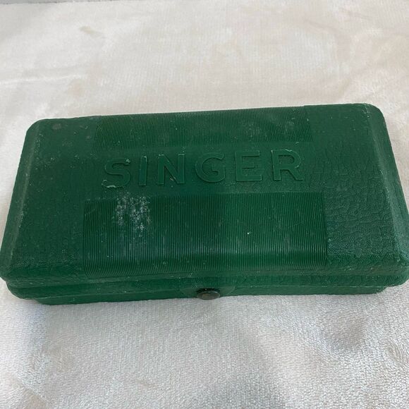 Vintage Singer Buttonholer with 7 Templates Instructions and Case Untested - Picture 12 of 12